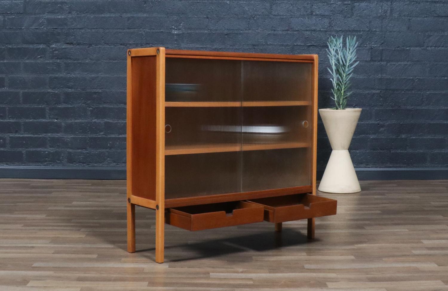 Svedese Restaurata con perizia - Libreria in teak e quercia di Bertil Fridhagen per Bodafors in vendita