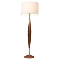Sapientemente restaurata - Lampada da terra moderna californiana in ottone e legno di Korina di Modeline
