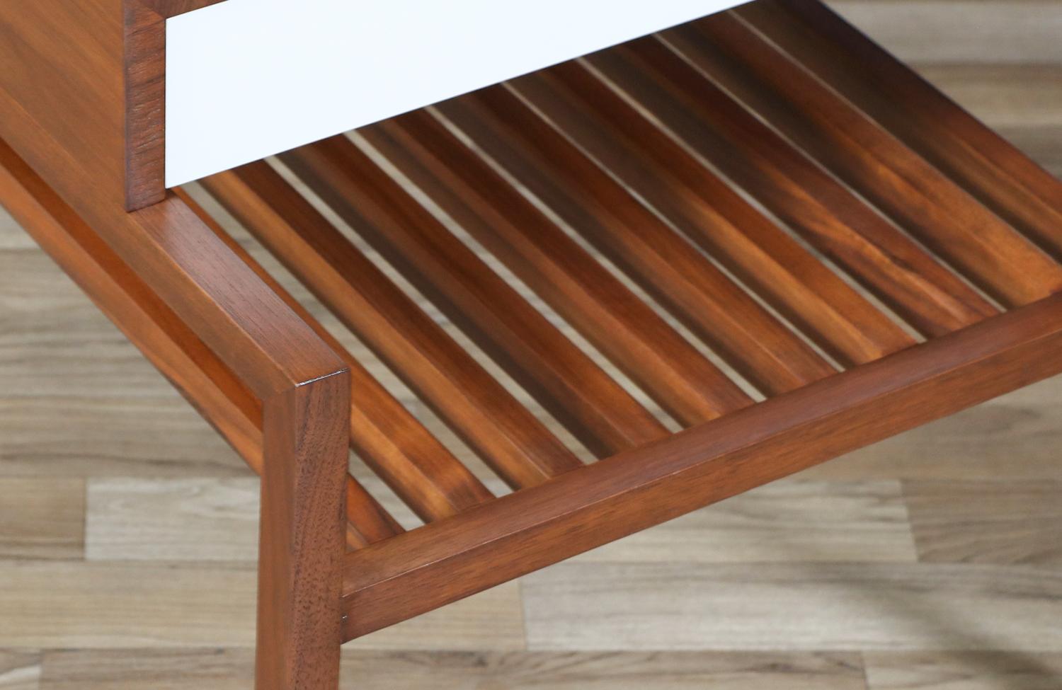 Restaurées par des experts - Tables d'appoint en noyer à lamelles California Modern par John Keal en vente 3