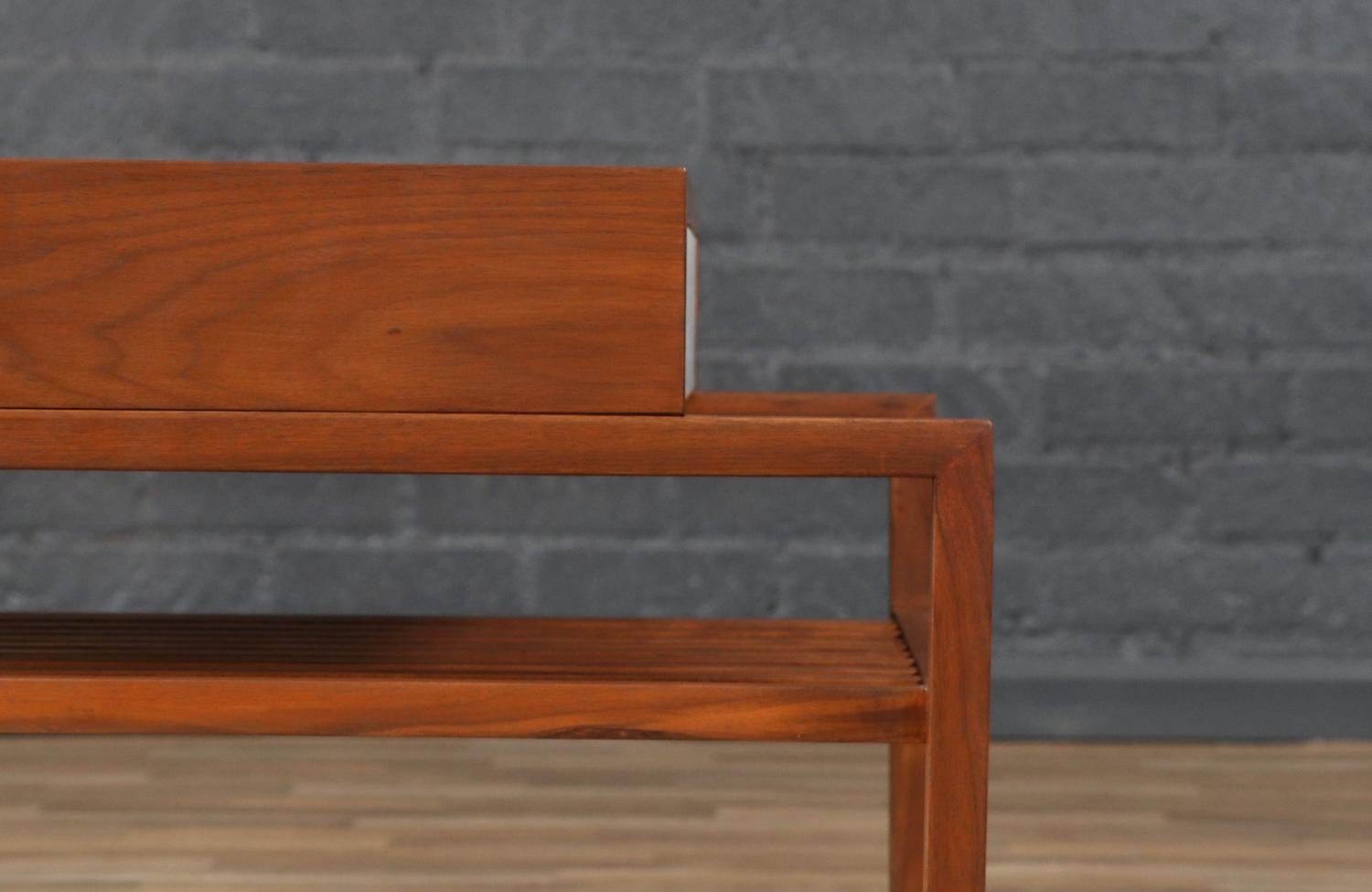 Restaurées par des experts - Tables d'appoint en noyer à lamelles California Modern par John Keal en vente 5