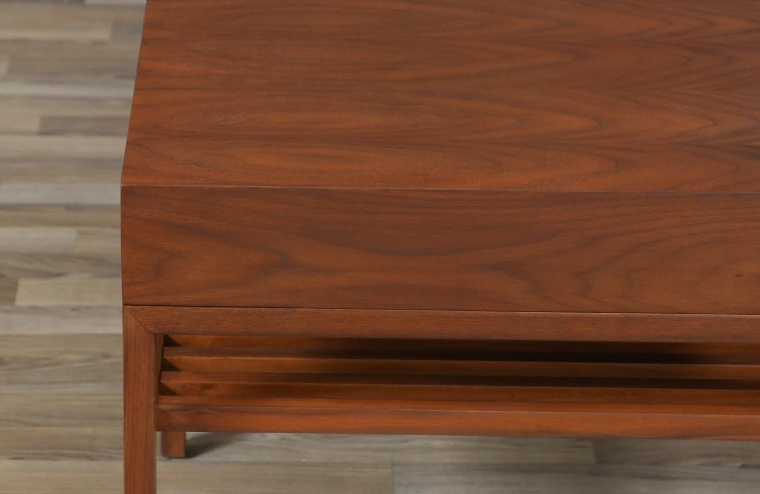 Restaurées par des experts - Tables d'appoint en noyer à lamelles California Modern par John Keal en vente 6
