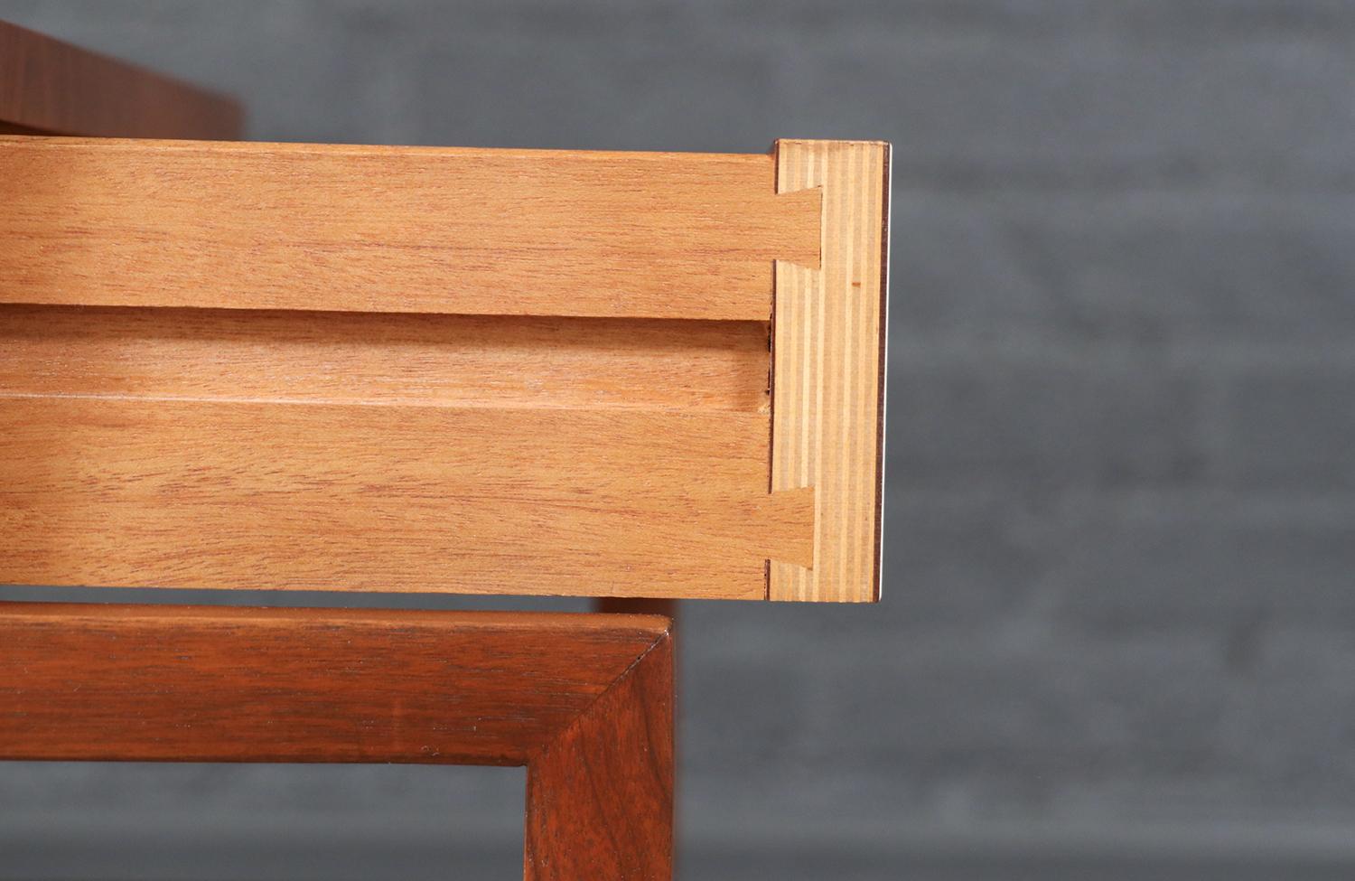 Restaurées par des experts - Tables d'appoint en noyer à lamelles California Modern par John Keal en vente 7