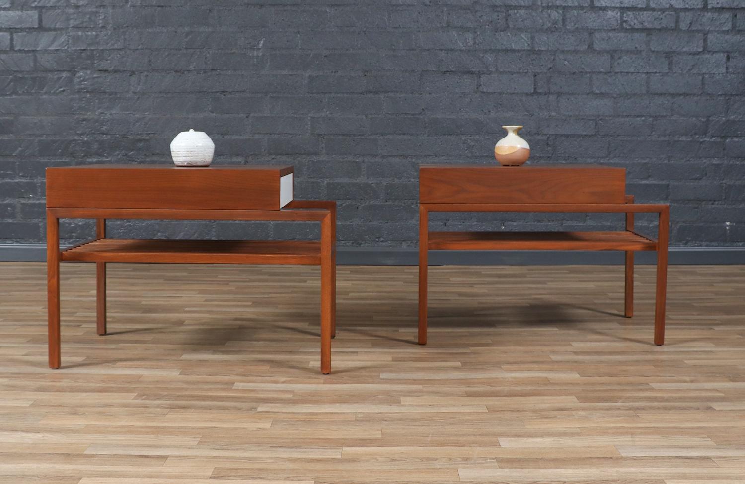 Mid-Century Modern Restaurées par des experts - Tables d'appoint en noyer à lamelles California Modern par John Keal en vente