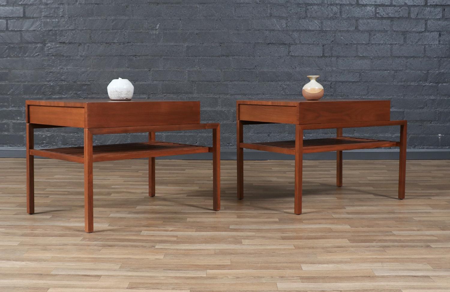 Américain Restaurées par des experts - Tables d'appoint en noyer à lamelles California Modern par John Keal en vente