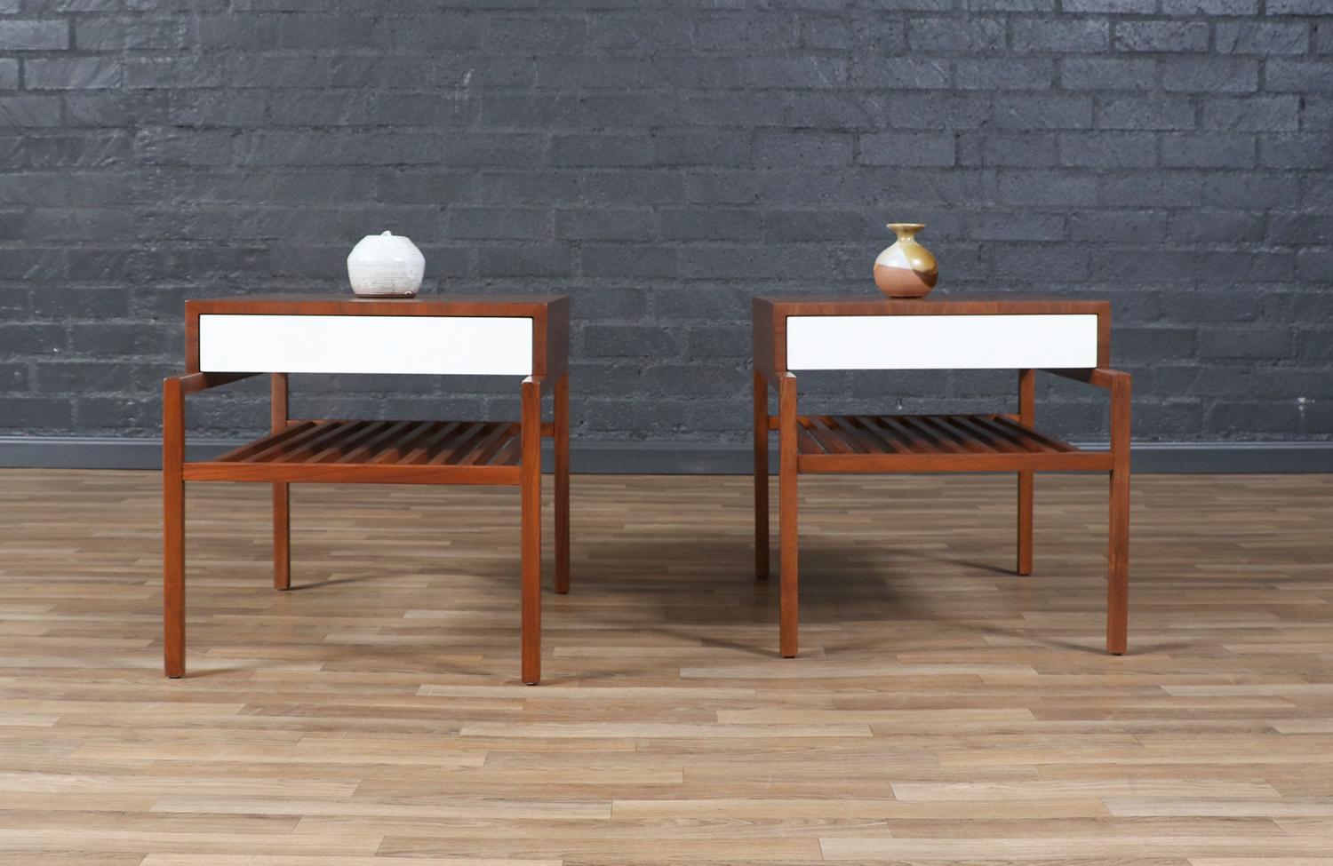 Restaurées par des experts - Tables d'appoint en noyer à lamelles California Modern par John Keal Excellent état - En vente à Los Angeles, CA