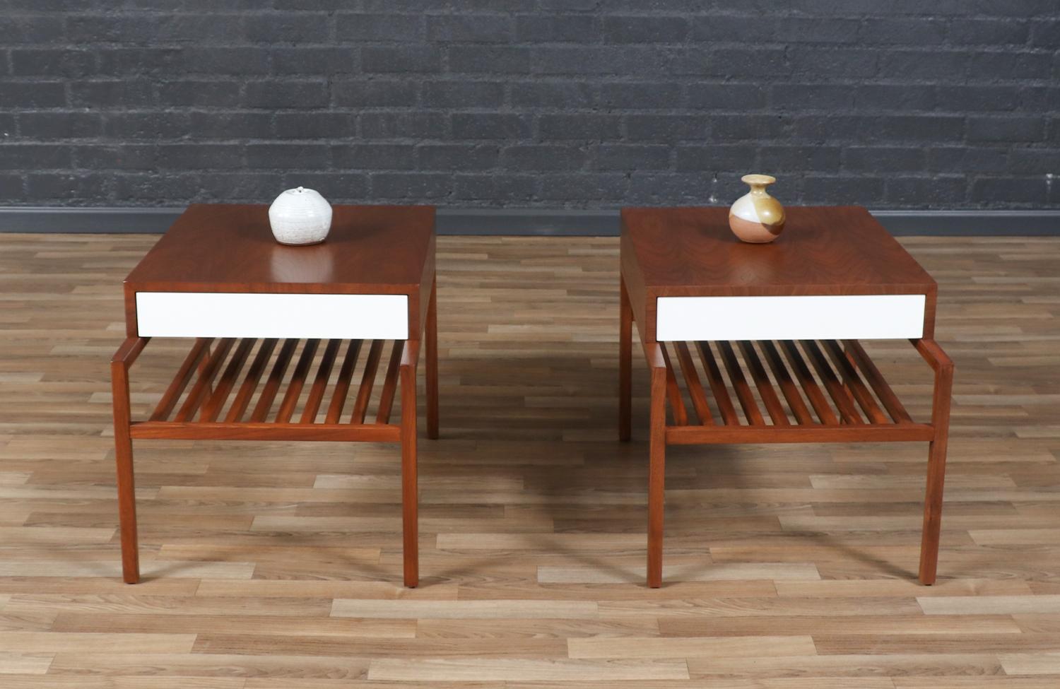 Milieu du XXe siècle Restaurées par des experts - Tables d'appoint en noyer à lamelles California Modern par John Keal en vente