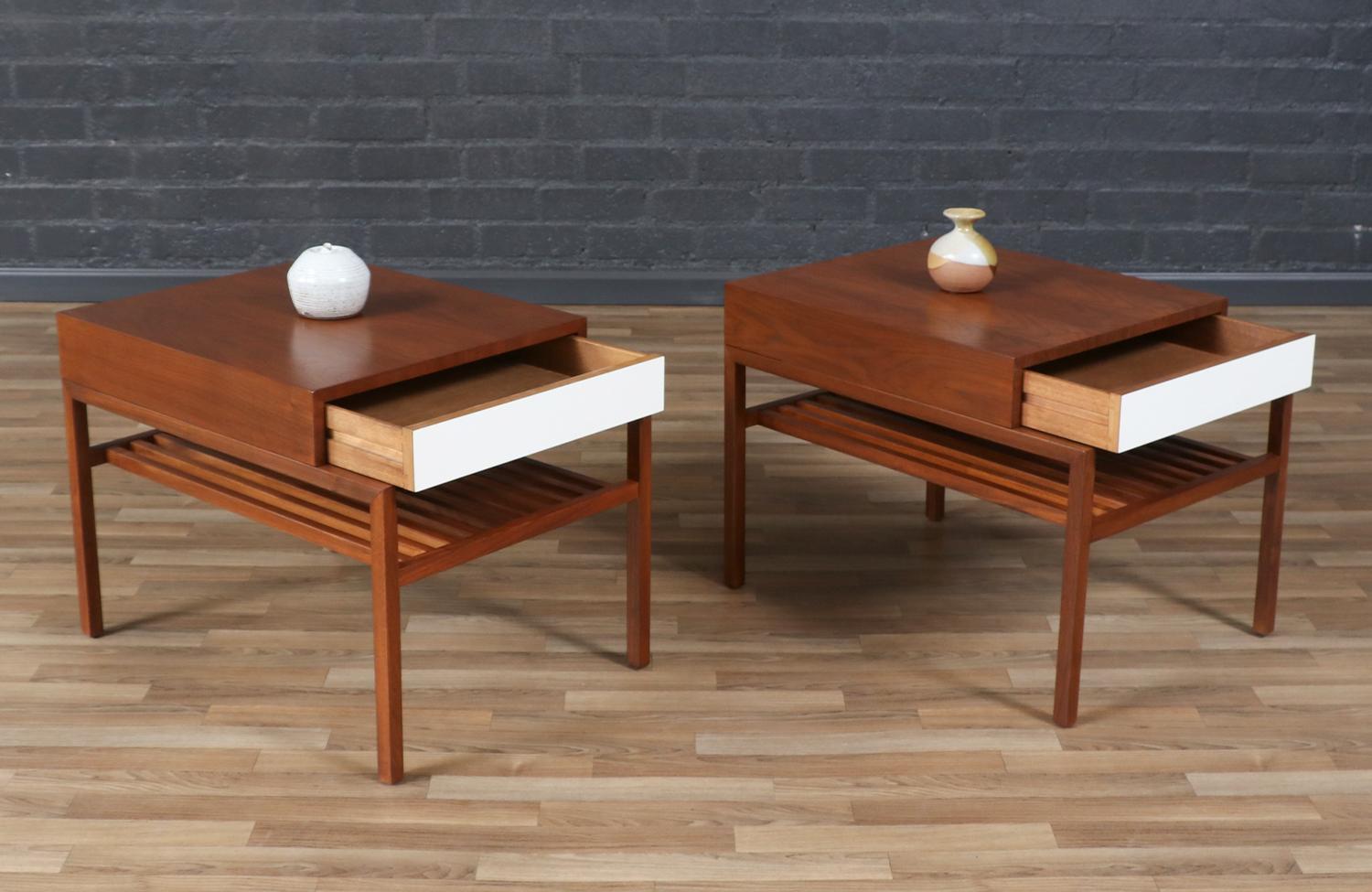 Stratifié Restaurées par des experts - Tables d'appoint en noyer à lamelles California Modern par John Keal en vente
