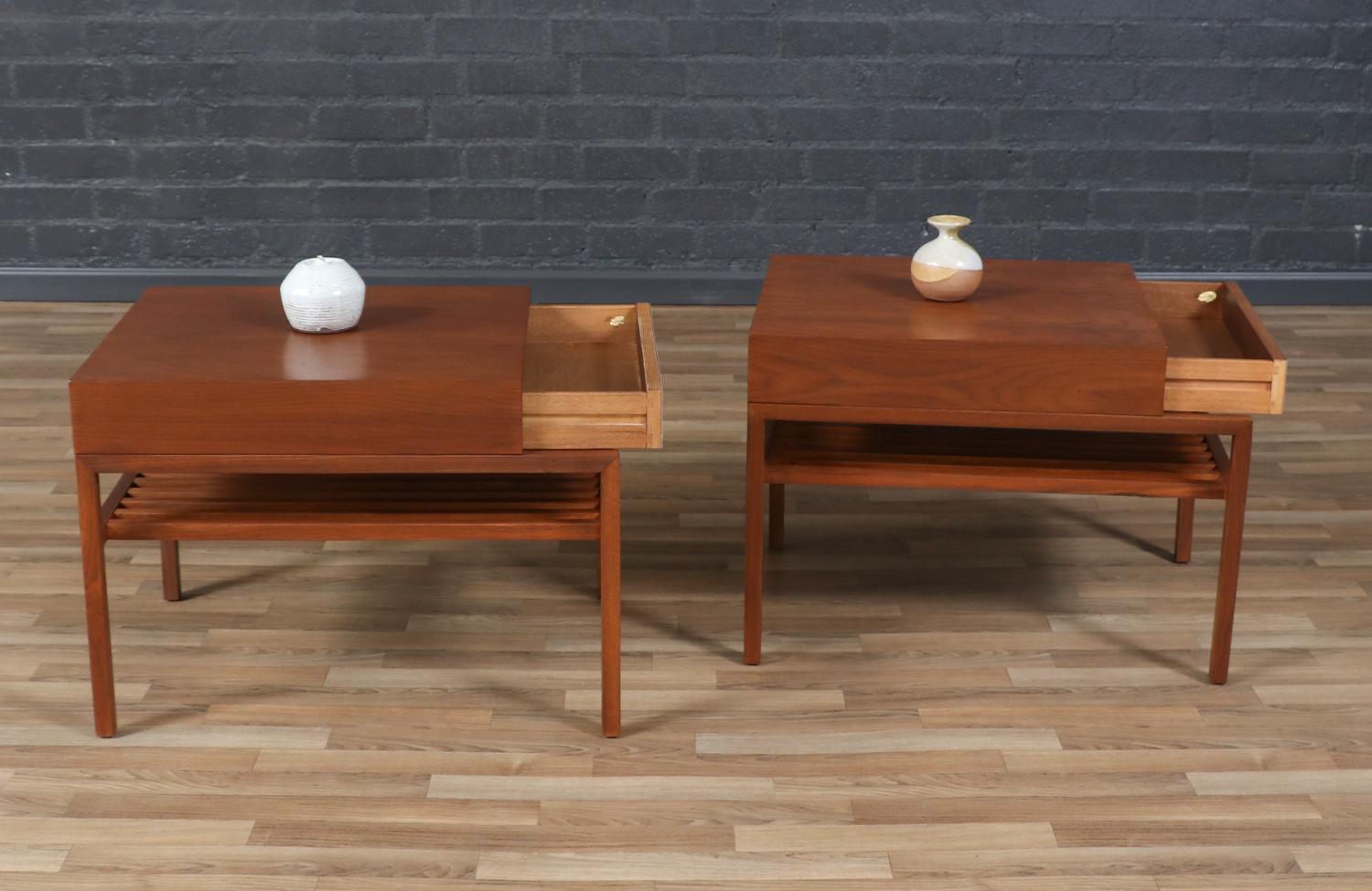 Restaurées par des experts - Tables d'appoint en noyer à lamelles California Modern par John Keal en vente 1