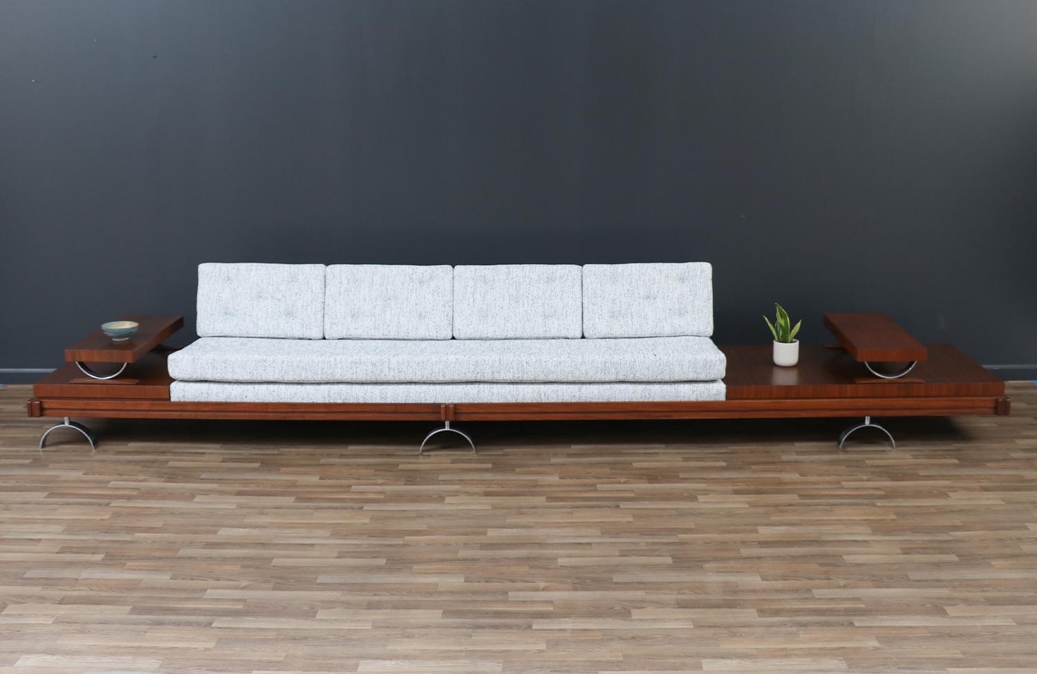 Fachmännisch restauriertes – California Modern Sofa mit Tischset von Martin Borenstein, Kalifornien (Moderne der Mitte des Jahrhunderts) im Angebot