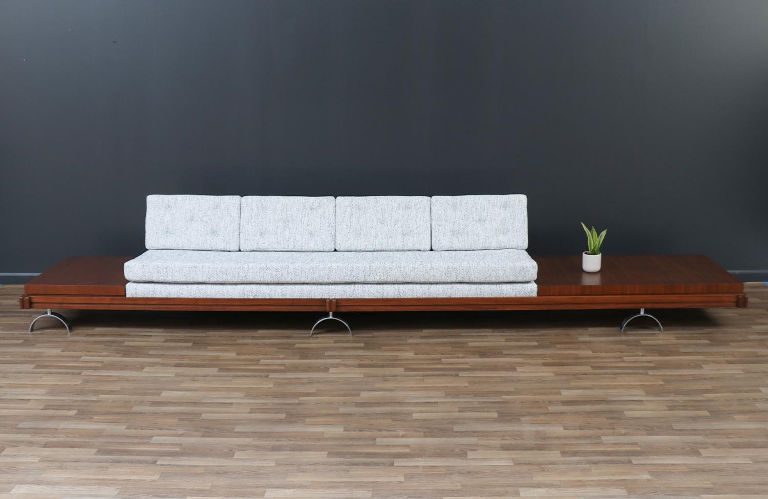 Fachmännisch restauriertes – California Modern Sofa mit Tischset von Martin Borenstein, Kalifornien (amerikanisch) im Angebot