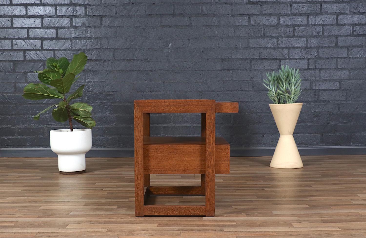 Expertly Restored - California Modern Two-Tier Night Stand by Paul Laszlo In Excellent Condition For Sale In Los Angeles, CA