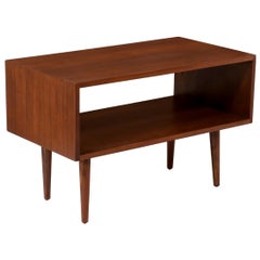 Restaurée par des experts - Table d'appoint en noyer The Moderns de Milo Baughman