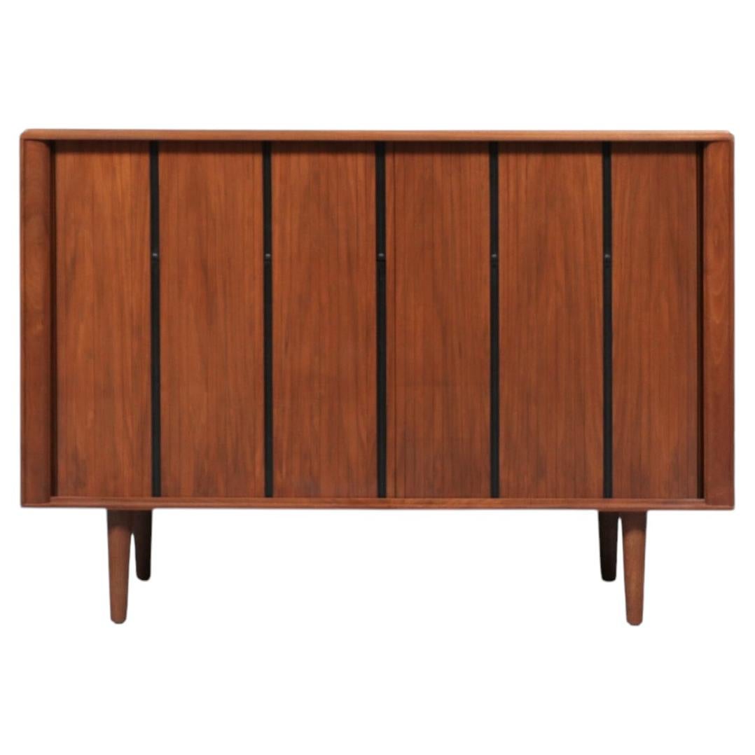 Credenza con puerta de tambor de nogal modernista de California, restaurada por expertos, de Barzilay