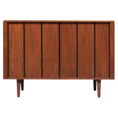Fachmännisch restaurierte modernistische kalifornische Kredenz aus Nussbaum mit Tambourtüren von Barzilay