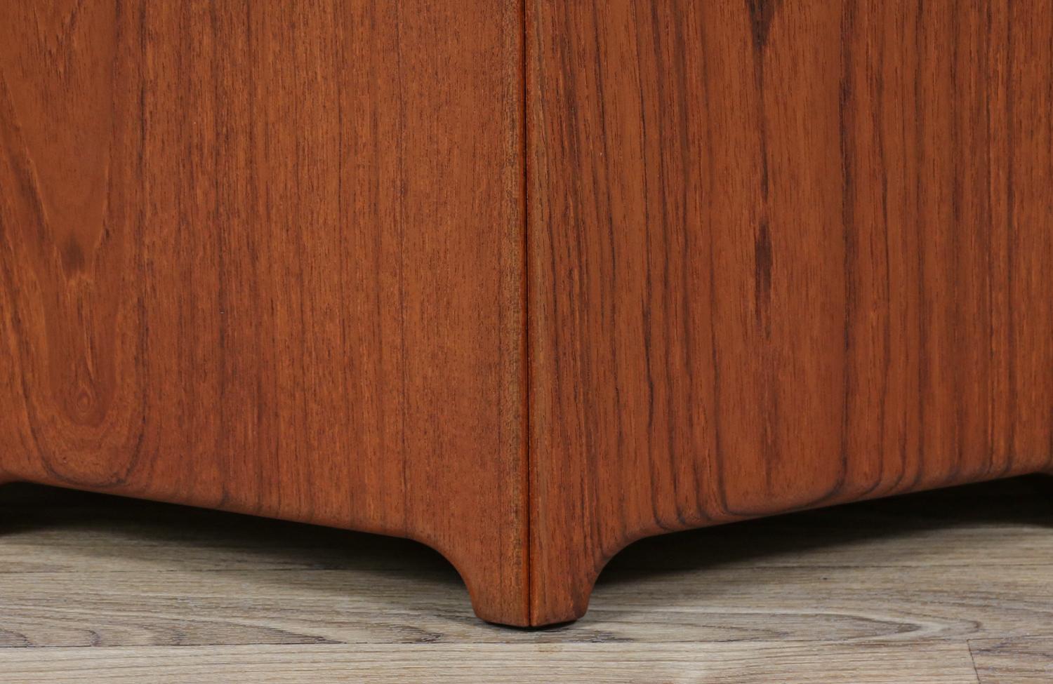 Expertly Restored - Californian Modern Sculpted Coffee Table w/ Pink Marble Top For Sale 2