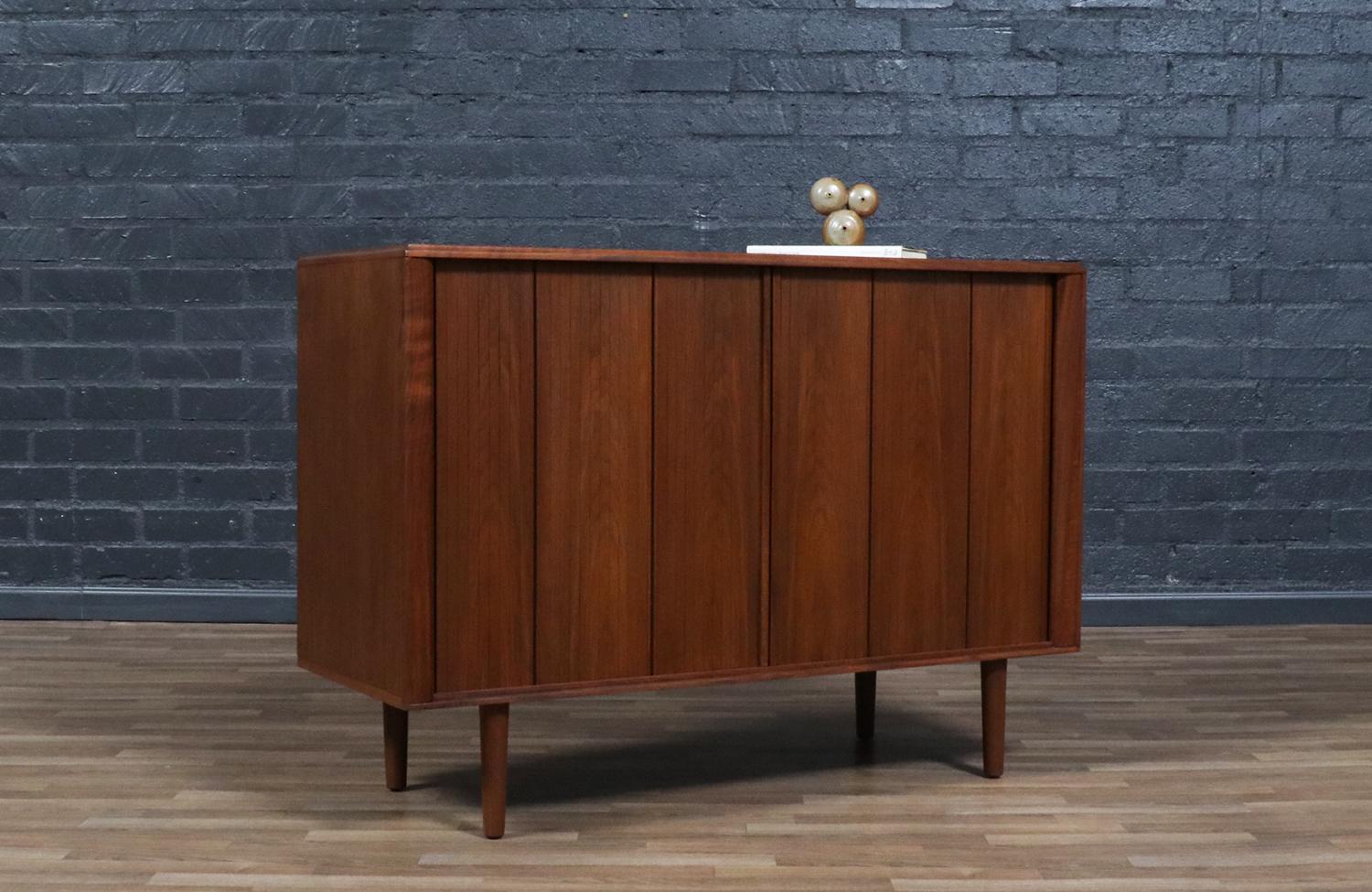 Expertly Restored - Californian Modern Tambour-Door Walnut Credenza by Barzilay In Excellent Condition For Sale In Los Angeles, CA