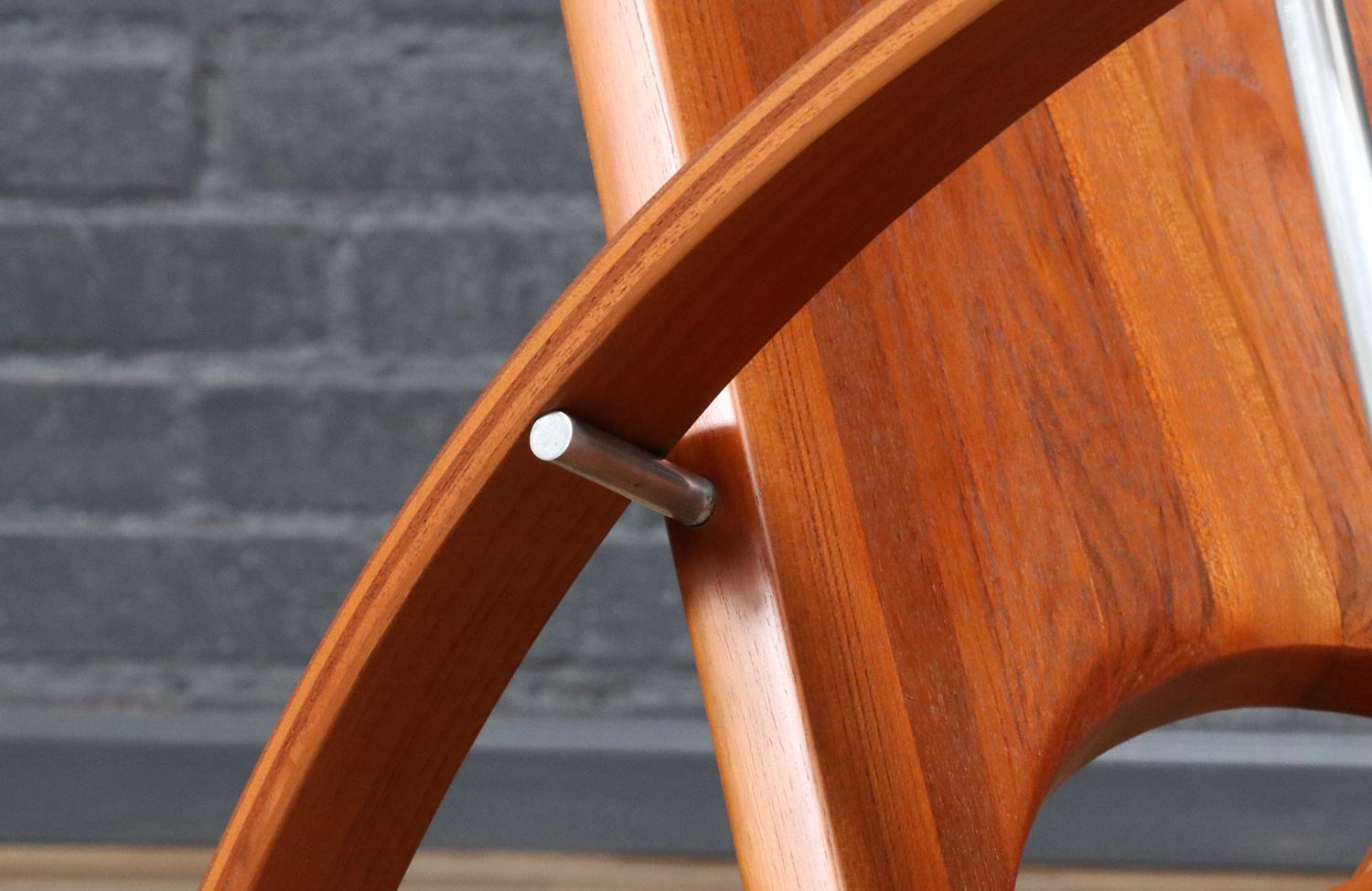 Restaurata con perizia - Sedia a dondolo moderna in teak dello Studio californiano A di Leon Meyer in vendita 3