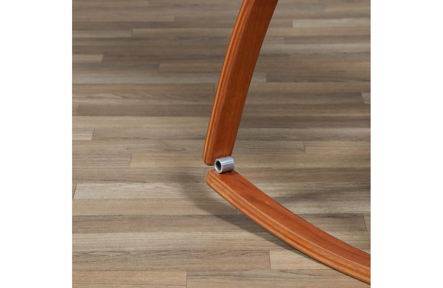 Restaurata con perizia - Sedia a dondolo moderna in teak dello Studio californiano A di Leon Meyer in vendita 6