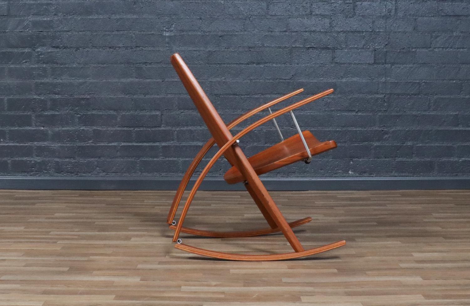 Mid-Century moderno Restaurata con perizia - Sedia a dondolo moderna in teak dello Studio californiano A di Leon Meyer in vendita