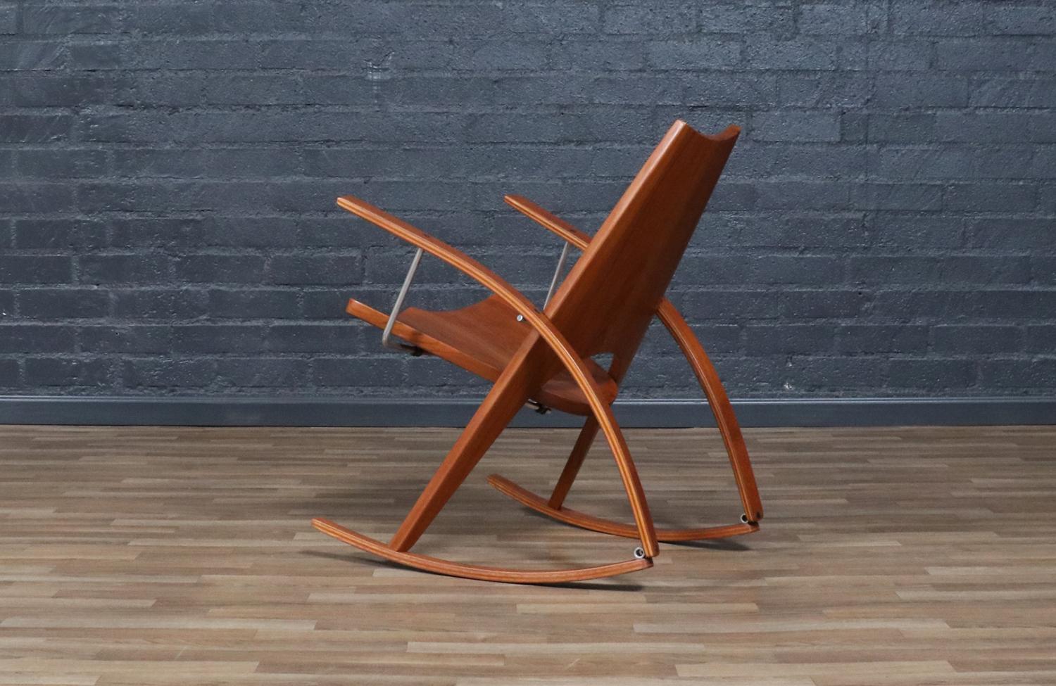 Americano Restaurata con perizia - Sedia a dondolo moderna in teak dello Studio californiano A di Leon Meyer in vendita