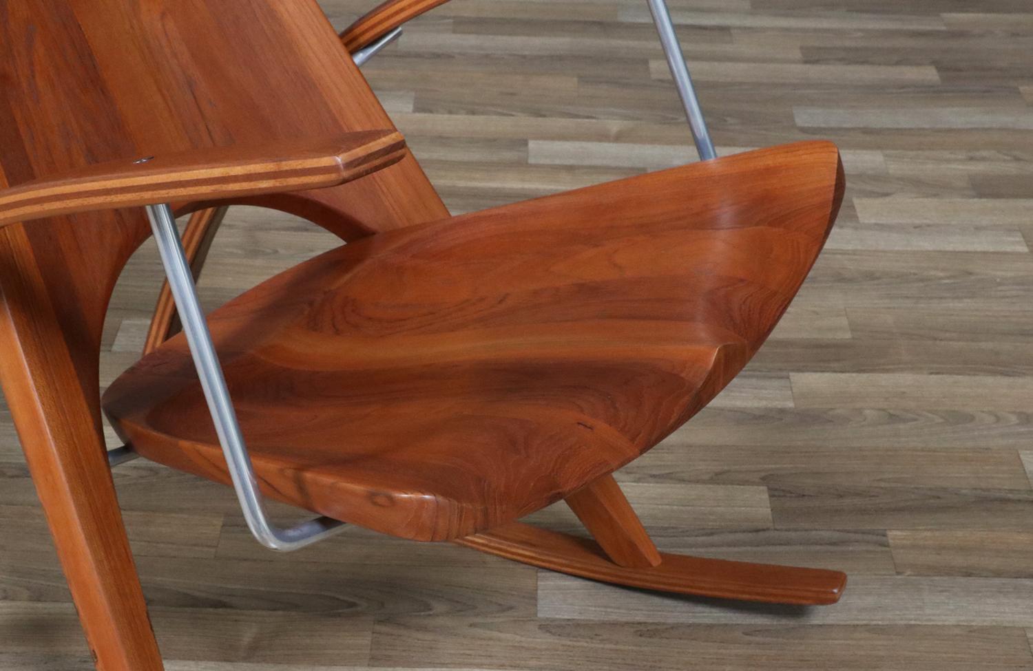 Fine XX secolo Restaurata con perizia - Sedia a dondolo moderna in teak dello Studio californiano A di Leon Meyer in vendita