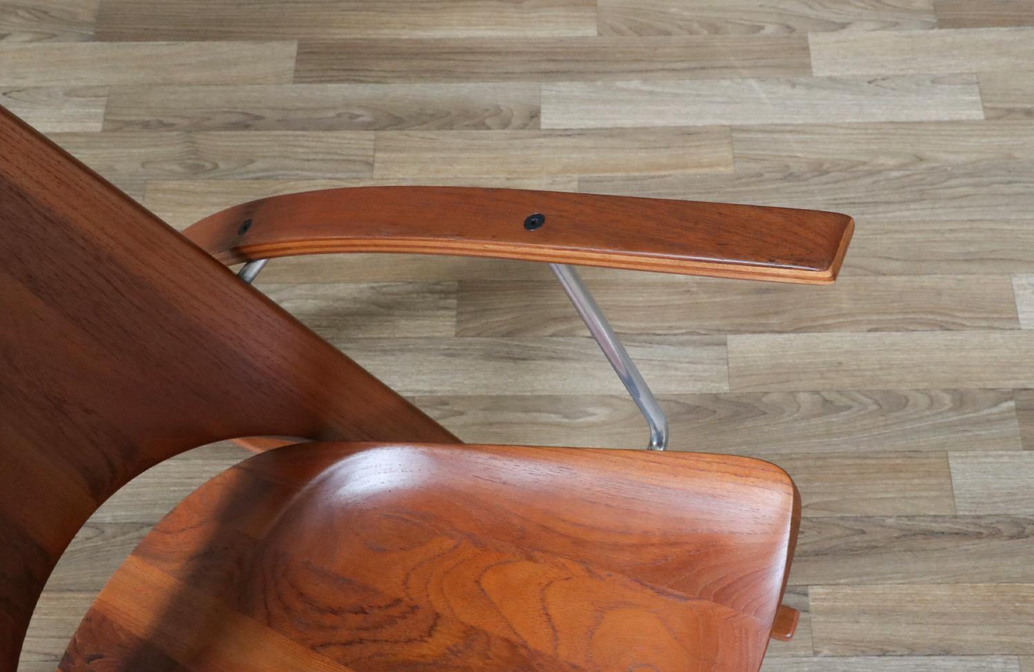 Acciaio Restaurata con perizia - Sedia a dondolo moderna in teak dello Studio californiano A di Leon Meyer in vendita