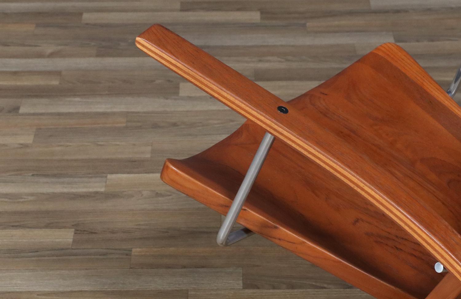 Restaurata con perizia - Sedia a dondolo moderna in teak dello Studio californiano A di Leon Meyer in vendita 1
