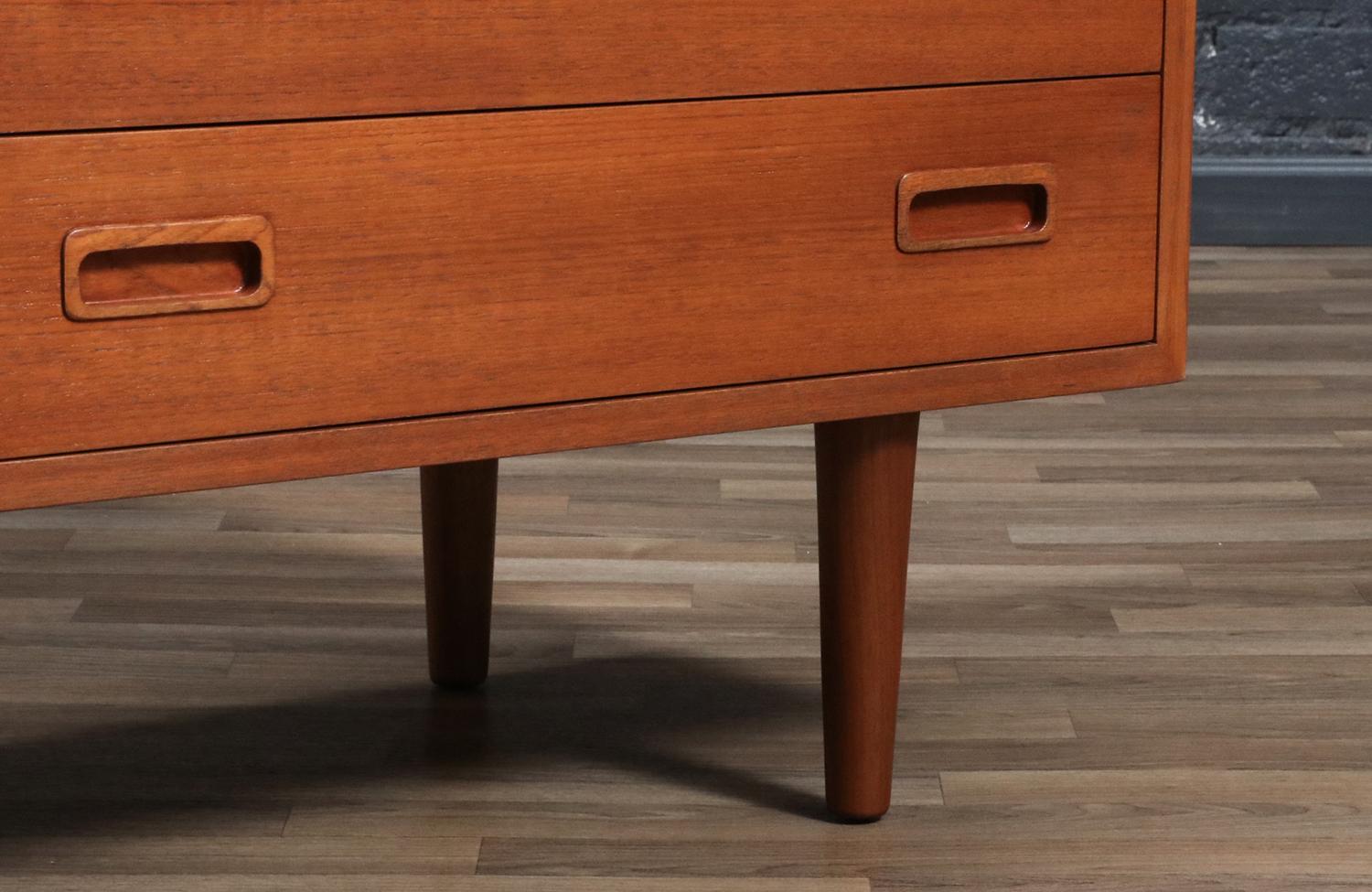 Crédence en teck à porte pliante de Carlo Jensen, restaurée par des experts, pour Hundevad & Co. en vente 3