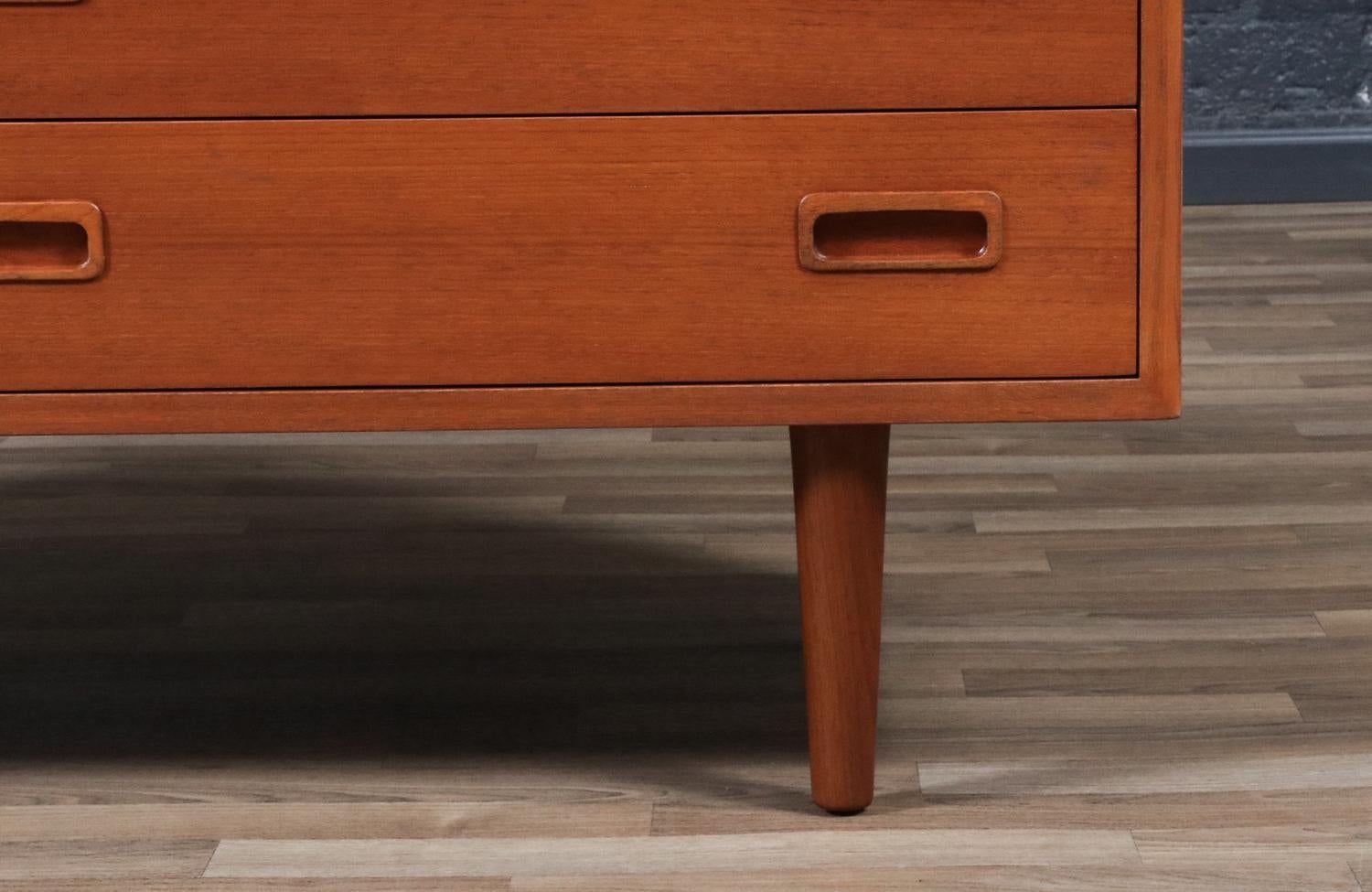 Crédence en teck à porte pliante de Carlo Jensen, restaurée par des experts, pour Hundevad & Co. en vente 4