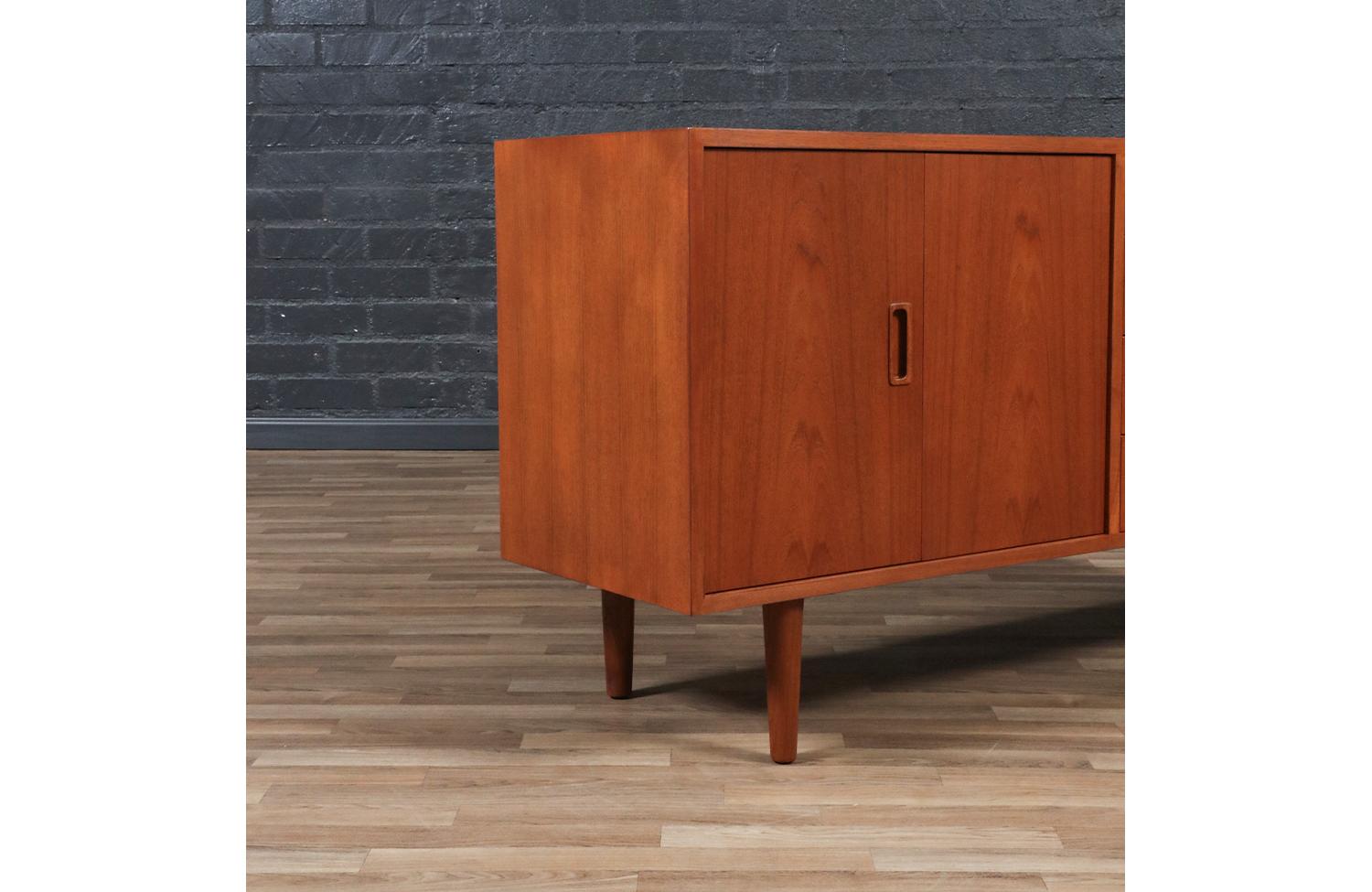 Crédence en teck à porte pliante de Carlo Jensen, restaurée par des experts, pour Hundevad & Co. en vente 5