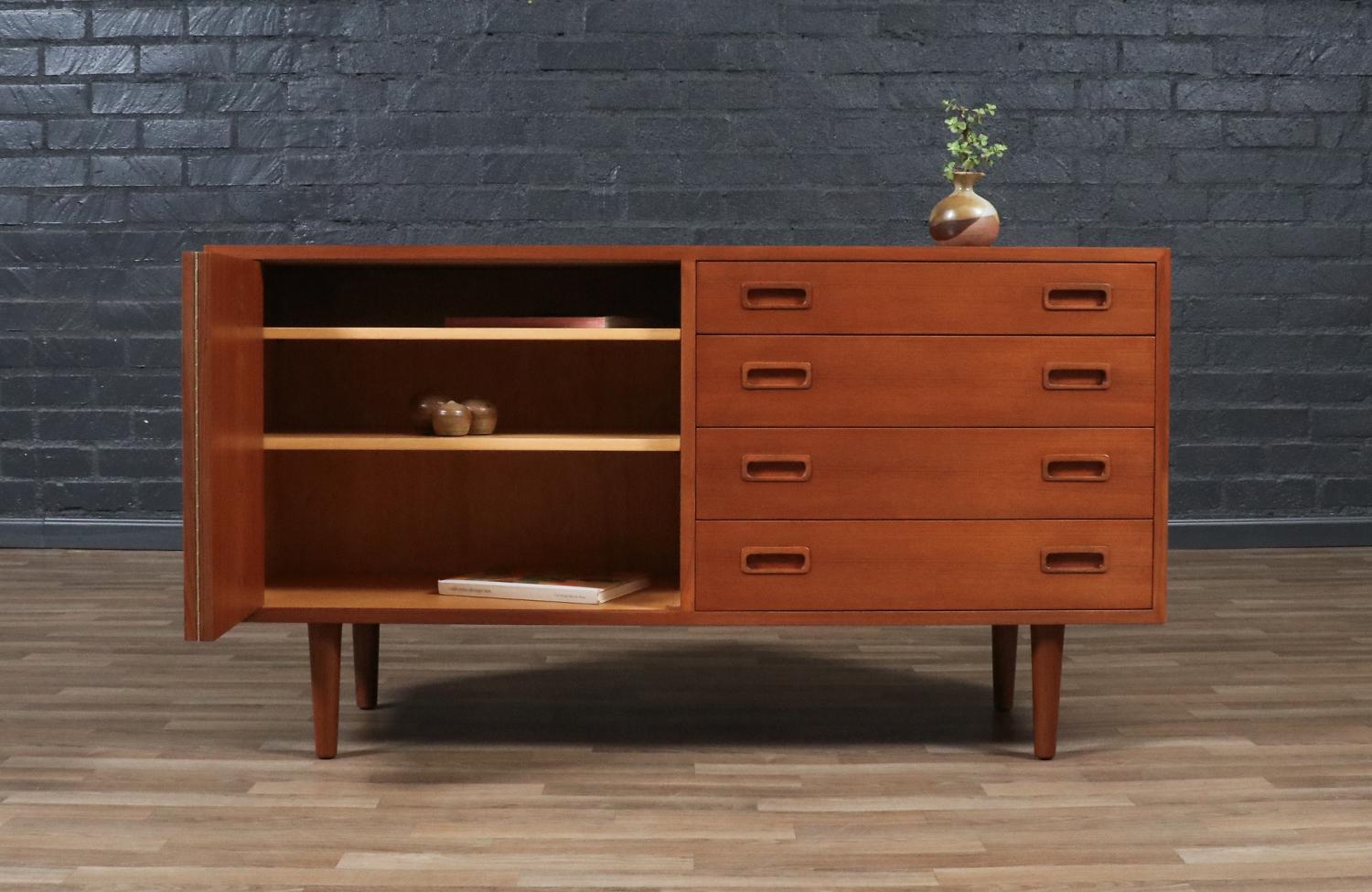 Mid-Century Modern Crédence en teck à porte pliante de Carlo Jensen, restaurée par des experts, pour Hundevad & Co. en vente