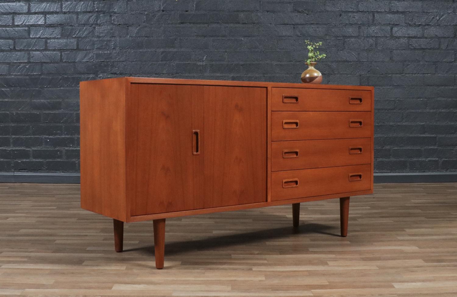 Danois Crédence en teck à porte pliante de Carlo Jensen, restaurée par des experts, pour Hundevad & Co. en vente