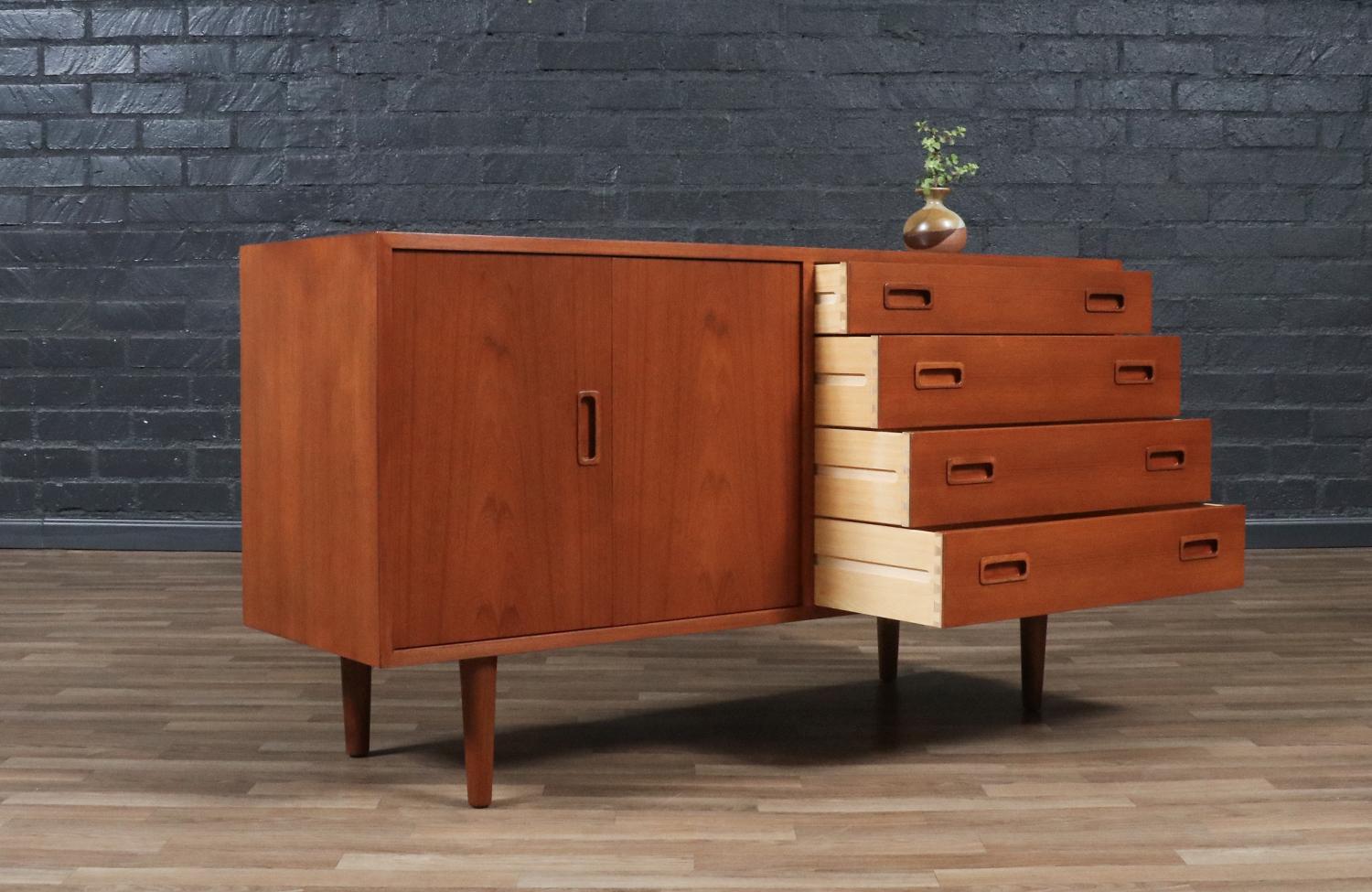 Crédence en teck à porte pliante de Carlo Jensen, restaurée par des experts, pour Hundevad & Co. Excellent état - En vente à Los Angeles, CA