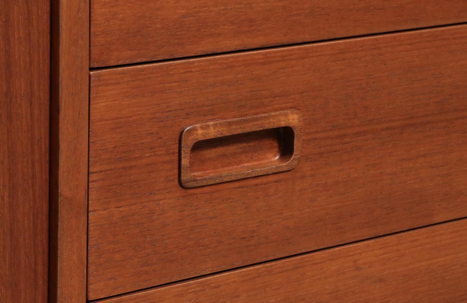 Crédence en teck à porte pliante de Carlo Jensen, restaurée par des experts, pour Hundevad & Co. en vente 2