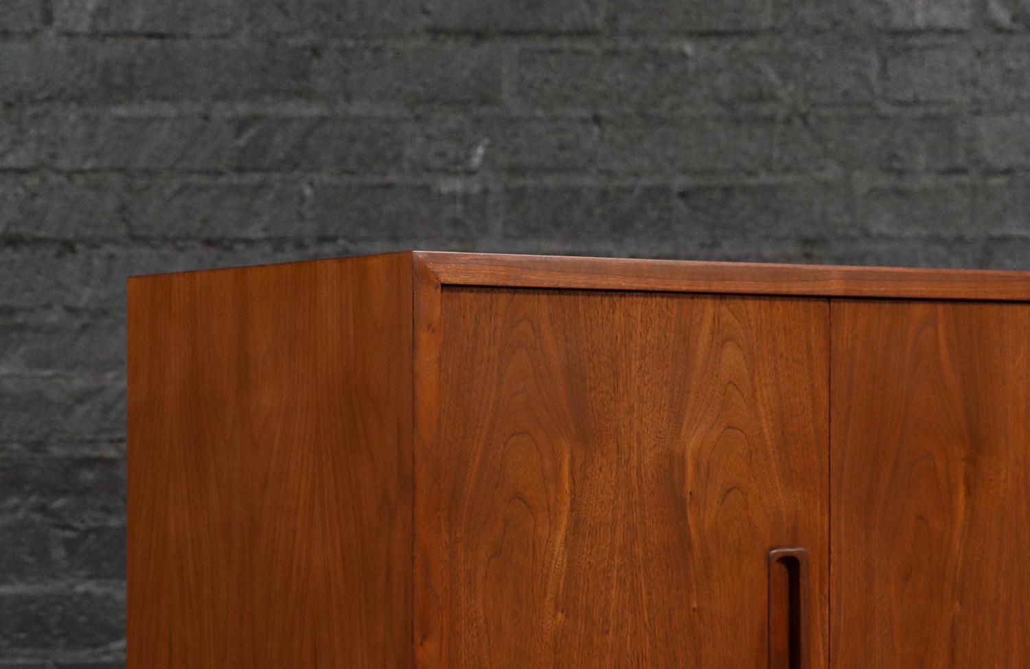 Expertly Restored-Carlo Jensen Bi-Folding Door Walnut Credenza for Hundevad & Co For Sale 3