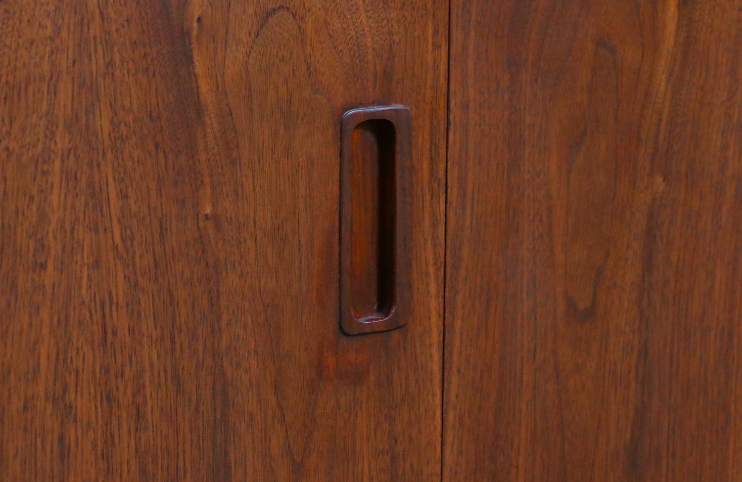Expertly Restored-Carlo Jensen Bi-Folding Door Walnut Credenza for Hundevad & Co For Sale 4