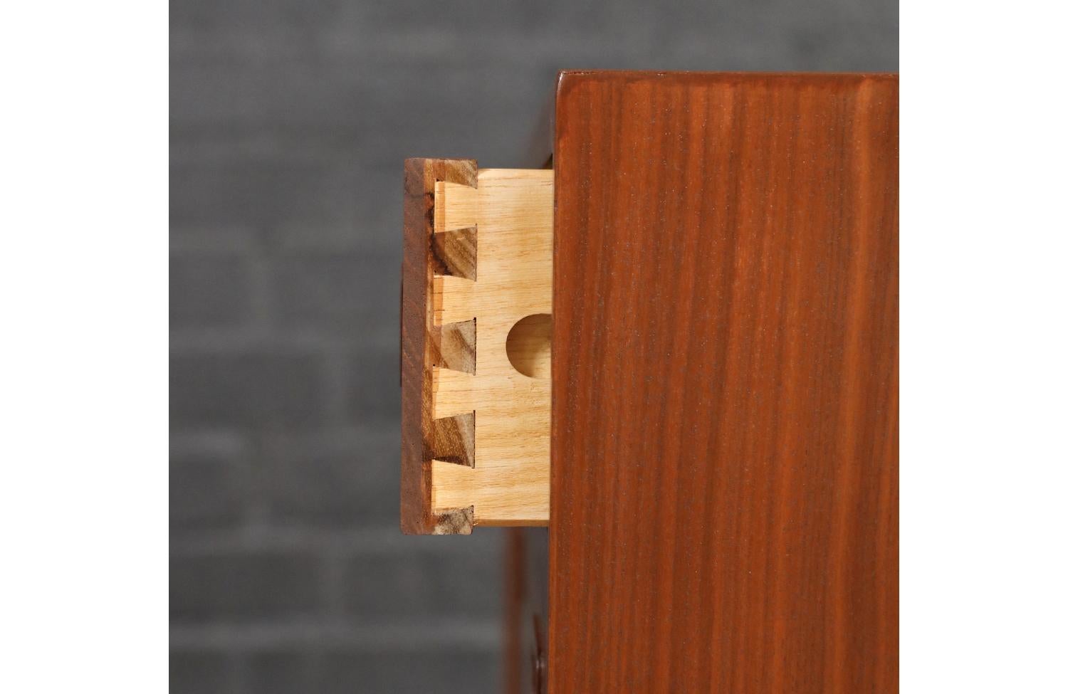 Expertly Restored-Carlo Jensen Bi-Folding Door Walnut Credenza for Hundevad & Co For Sale 6