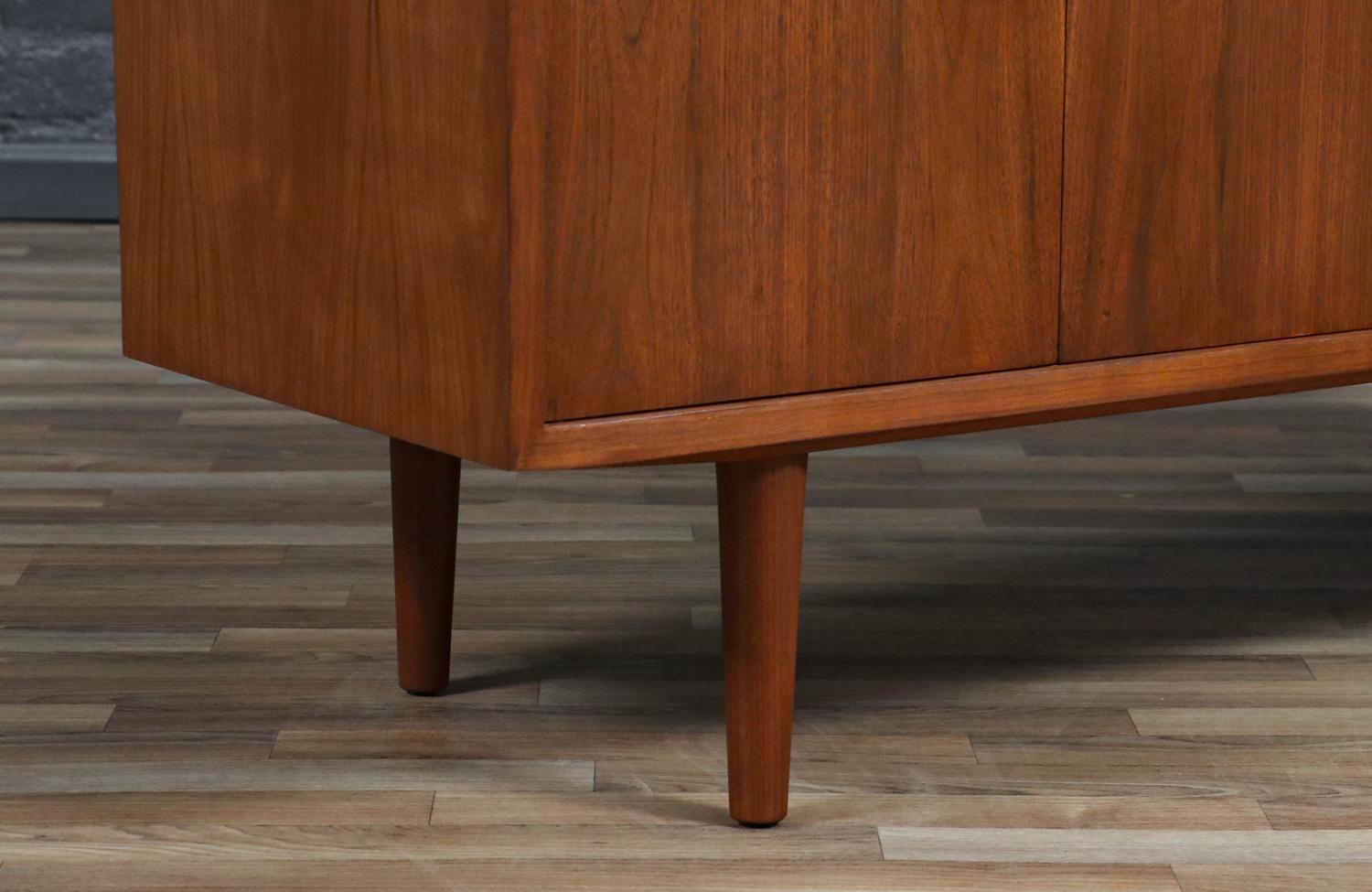 Expertly Restored-Carlo Jensen Bi-Folding Door Walnut Credenza for Hundevad & Co For Sale 7