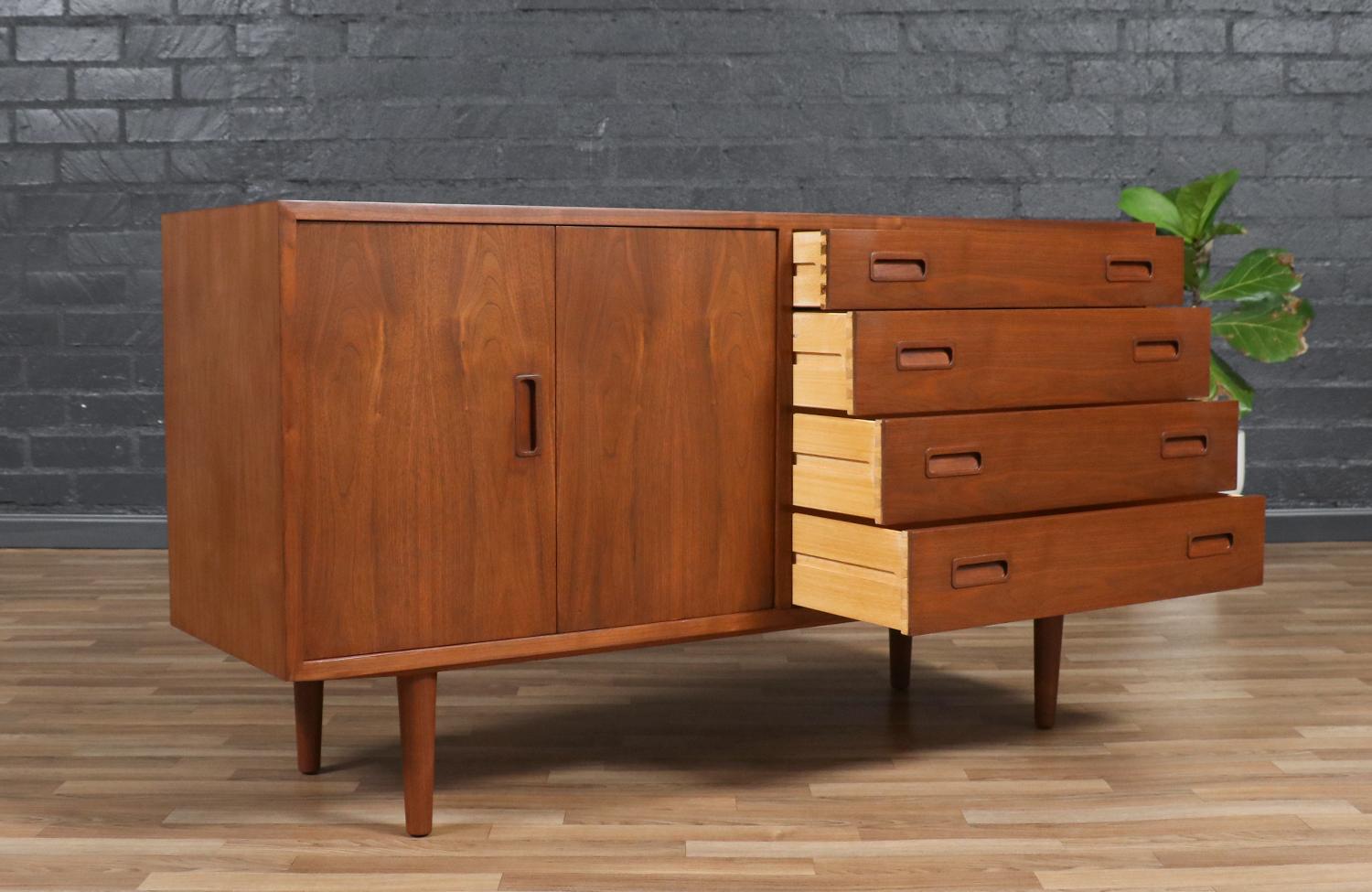 Mid-Century Modern Expertly Restored-Carlo Jensen Bi-Folding Door Walnut Credenza for Hundevad & Co For Sale