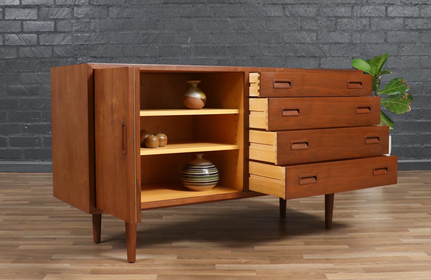 Danish Expertly Restored-Carlo Jensen Bi-Folding Door Walnut Credenza for Hundevad & Co For Sale