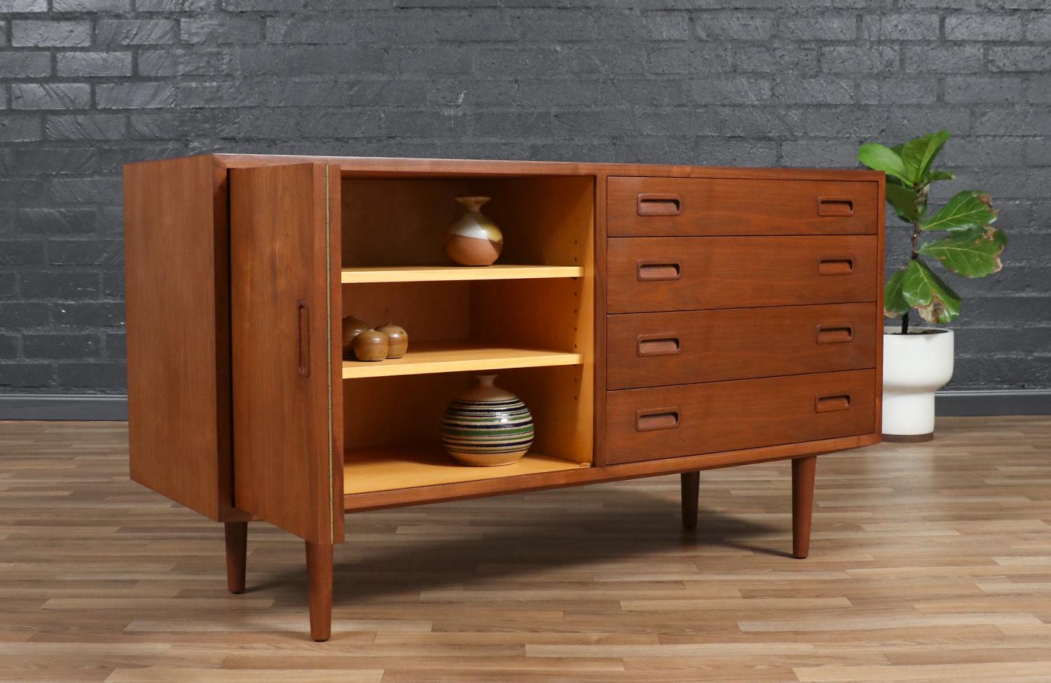 Expertly Restored-Carlo Jensen Bi-Folding Door Walnut Credenza for Hundevad & Co In Excellent Condition For Sale In Los Angeles, CA