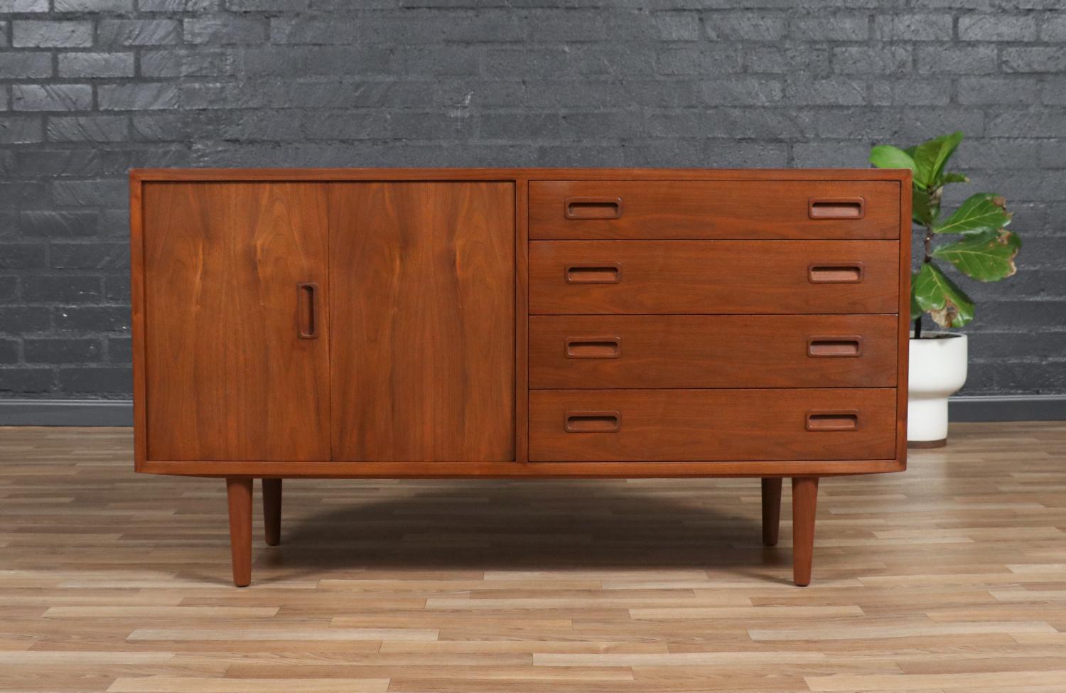 Mid-20th Century Expertly Restored-Carlo Jensen Bi-Folding Door Walnut Credenza for Hundevad & Co For Sale