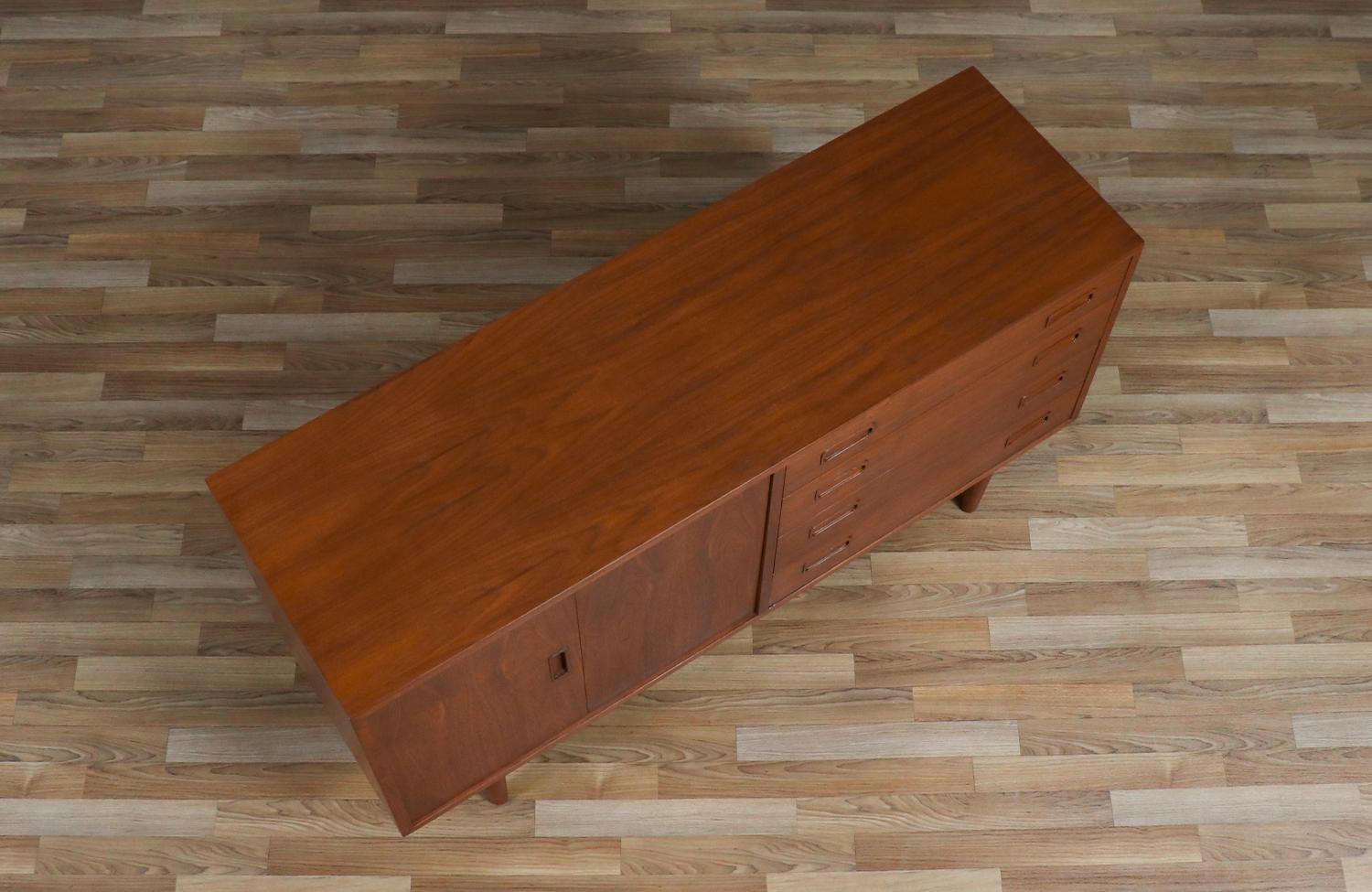 Expertly Restored-Carlo Jensen Bi-Folding Door Walnut Credenza for Hundevad & Co For Sale 1