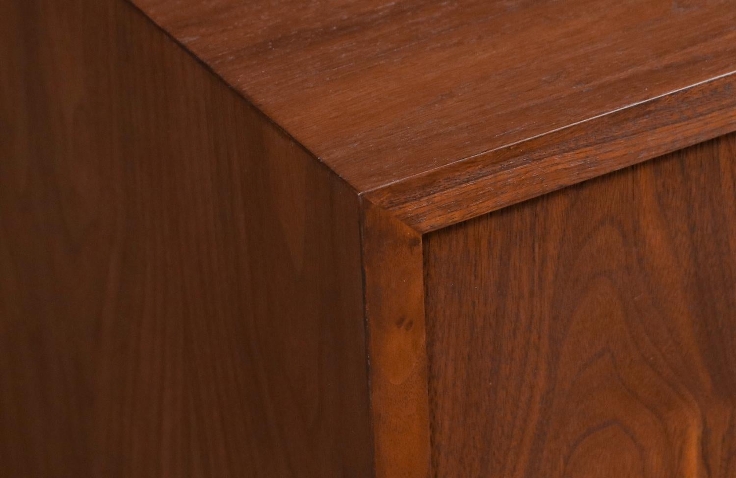 Expertly Restored-Carlo Jensen Bi-Folding Door Walnut Credenza for Hundevad & Co For Sale 2