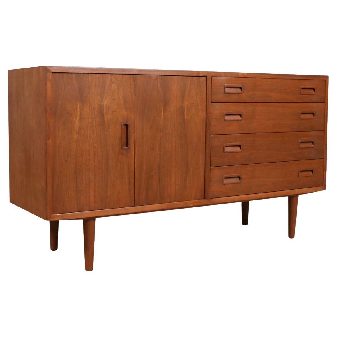 Credenza de nogal con puerta abatible Carlo Jensen, restaurada por expertos, para Hundevad & Co.