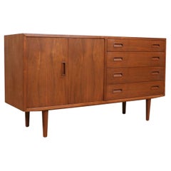 Credenza in legno di noce con ante pieghevoli di Carlo Jensen, sapientemente restaurata, per Hundevad & Co.