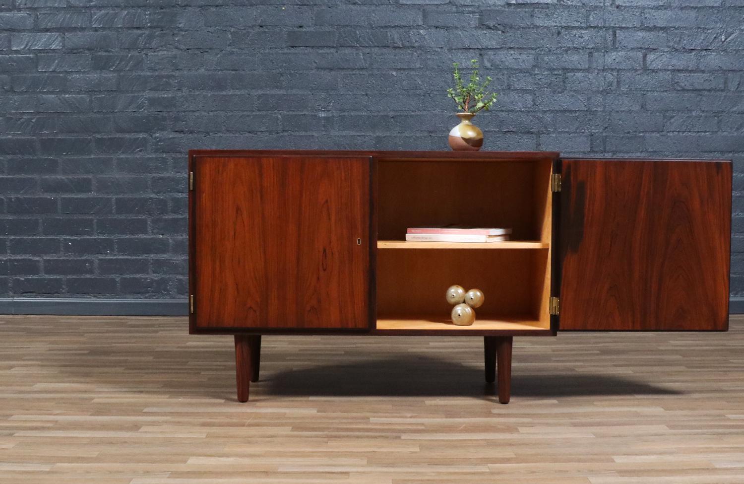 Expertly Restored - Carlo Jensen Brazilian Rosewood Cabinet for Hundevad & Co. (Moderne der Mitte des Jahrhunderts) im Angebot