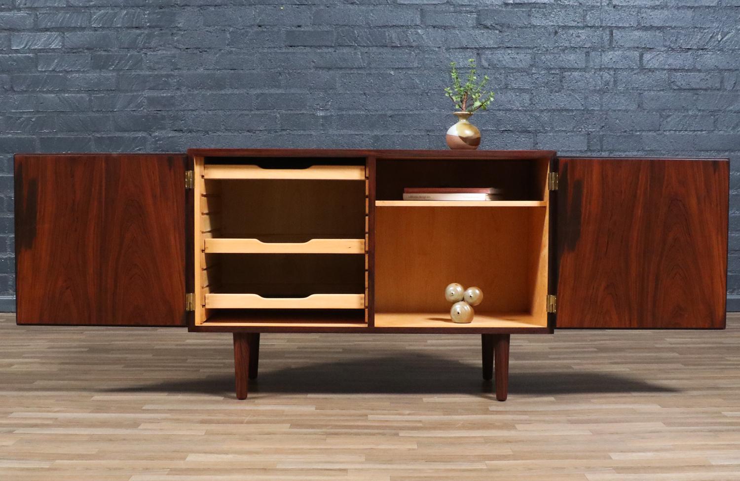 Expertly Restored - Carlo Jensen Brazilian Rosewood Cabinet for Hundevad & Co. im Zustand „Hervorragend“ im Angebot in Los Angeles, CA