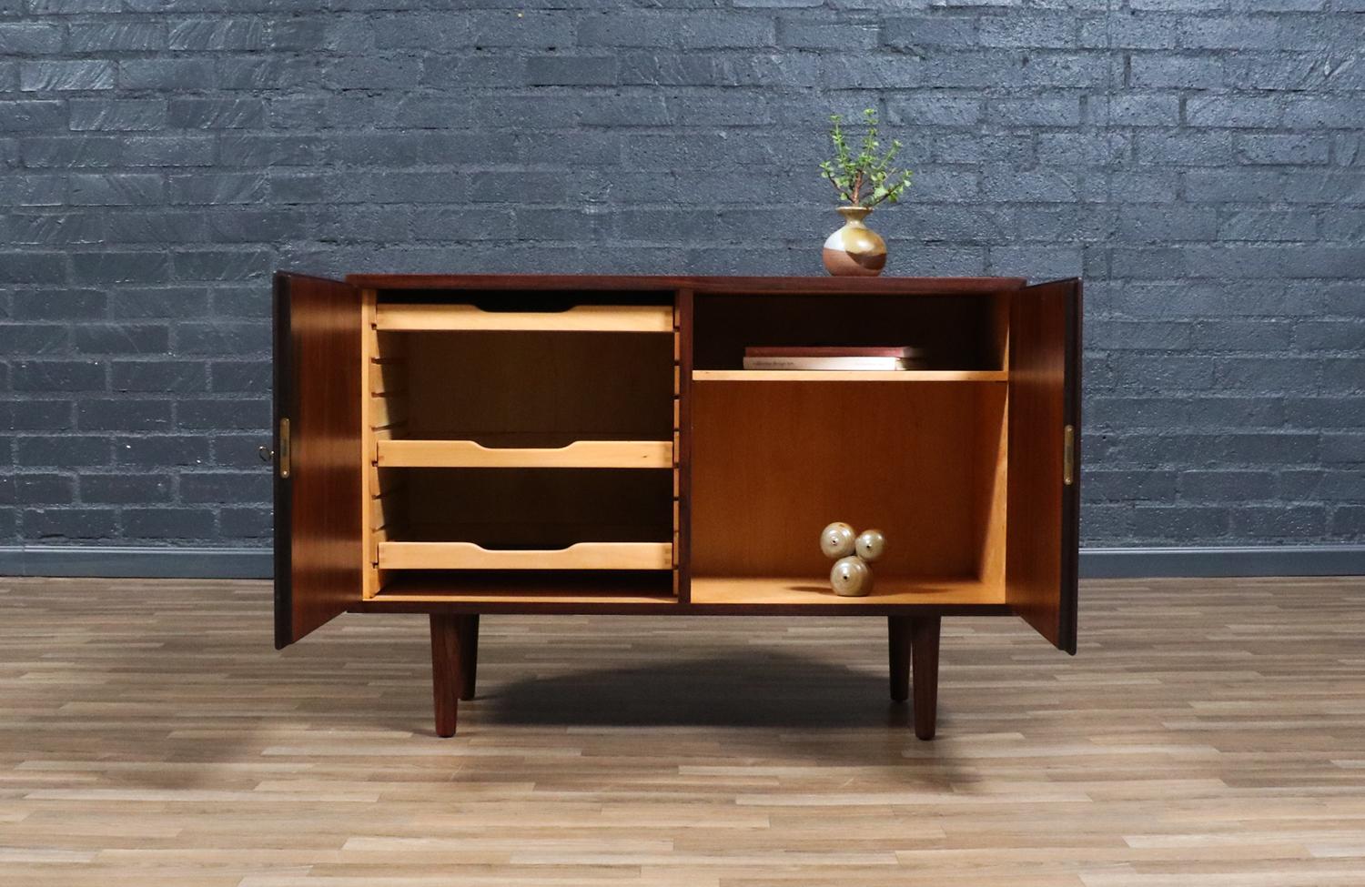 Expertly Restored - Carlo Jensen Brazilian Rosewood Cabinet for Hundevad & Co. (Mitte des 20. Jahrhunderts) im Angebot