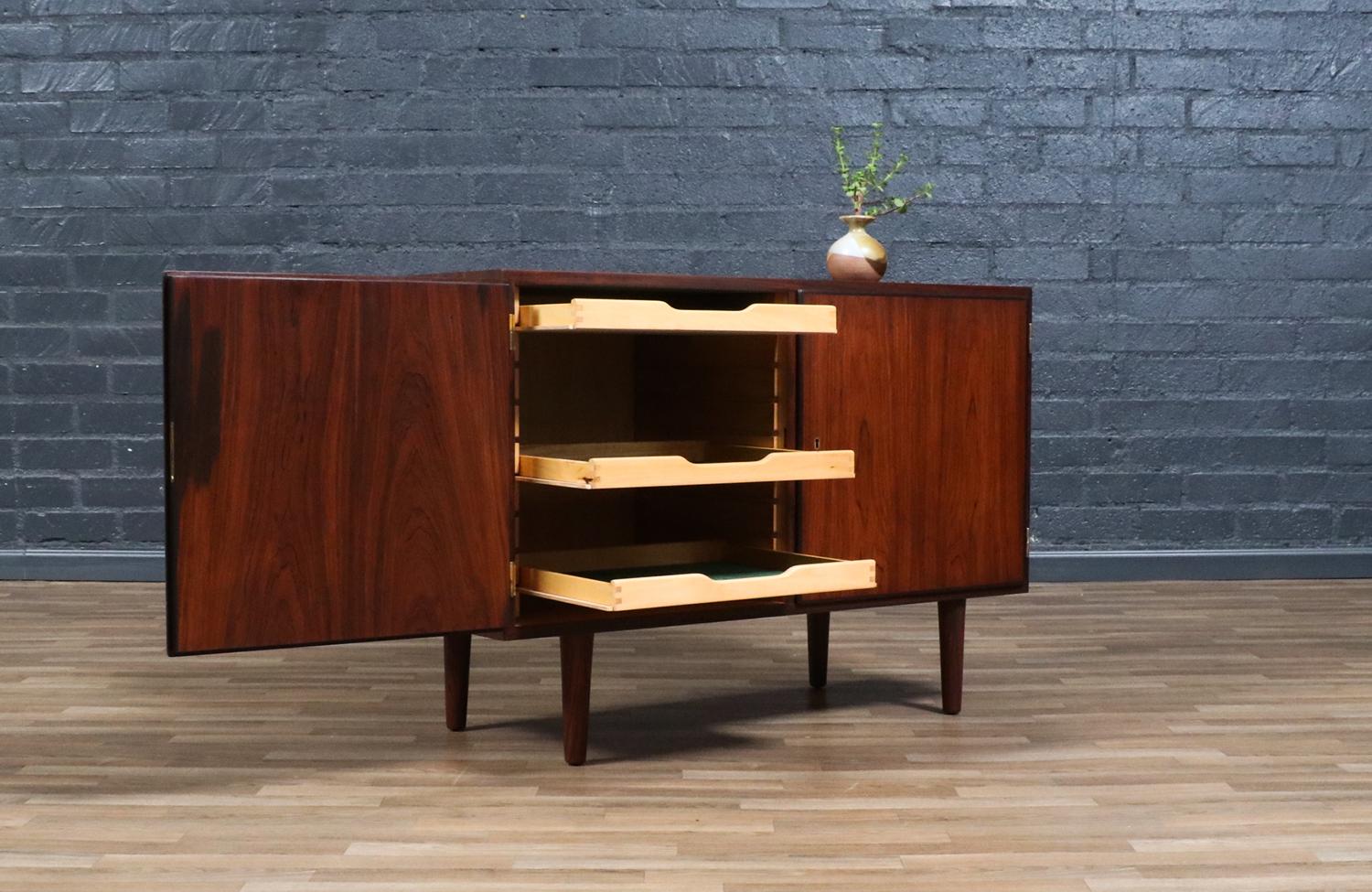 Expertly Restored - Carlo Jensen Brazilian Rosewood Cabinet for Hundevad & Co. (Rosenholz) im Angebot